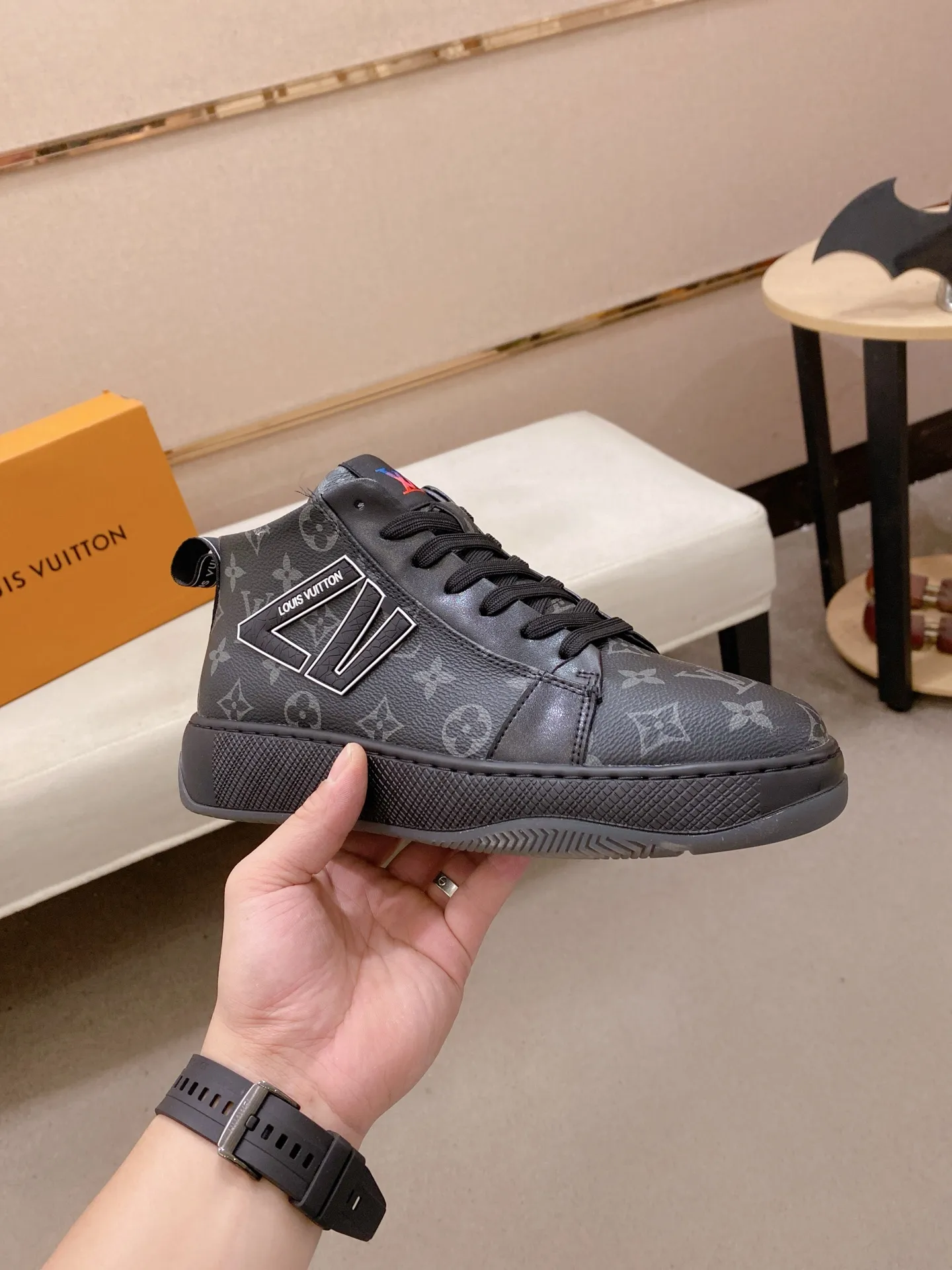 Factory price: 442💰🎉🎉LV~Louis Vuitton trendy men's shoes, new shipments, latest matching, same style as the official website, super high quality, hot selling in season [strong][strong][strong]Selected first-layer cowhide, comfortable sheepskin lining, original last, comfortable on the feet, wear-resistant rubber outsole, size: 38-44.